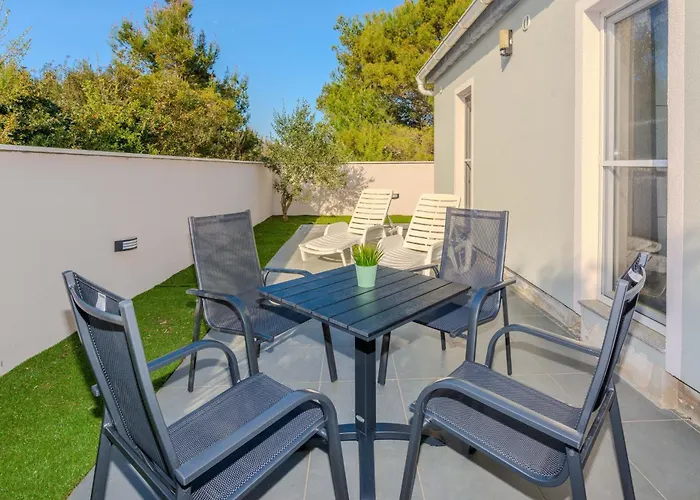 Family Friendly House With A Swimming Pool - Lozice, - 24524 بيت للعطل