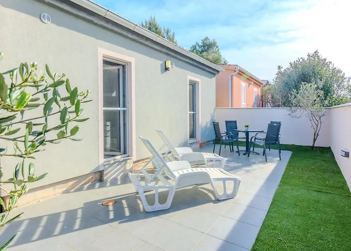 بيت للعطل Family Friendly House With A Swimming Pool - Lozice, - 24524 فير