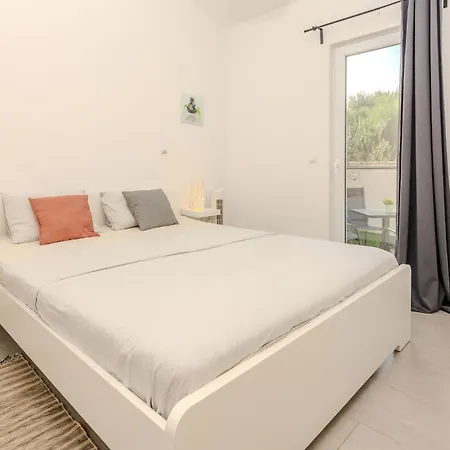 Tatil Evi Family Friendly House With A Swimming Pool - Lozice, - 24524