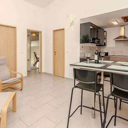 Tatil Evi Family Friendly House With A Swimming Pool - Lozice, - 24524 *