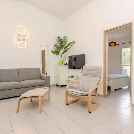 Tatil Evi Family Friendly House With A Swimming Pool - Lozice, - 24524