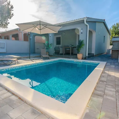 Family Friendly House With A Swimming Pool - Lozice, - 24524 Feriehus *