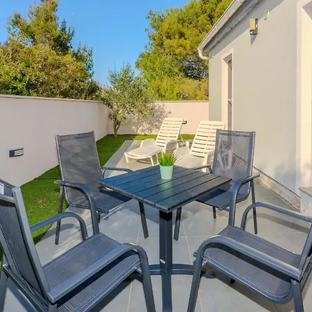 Family Friendly House With A Swimming Pool - Lozice, - 24524 Feriehus