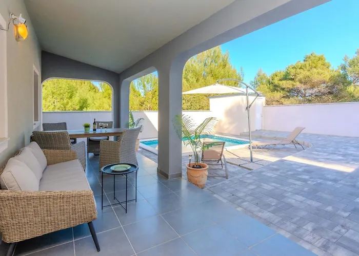 Hébergement de vacances Family Friendly House With A Swimming Pool - Lozice, - 24524 Vir