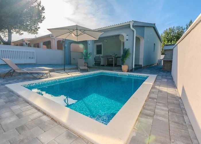 Family Friendly House With A Swimming Pool - Lozice, - 24524 Hébergement de vacances *