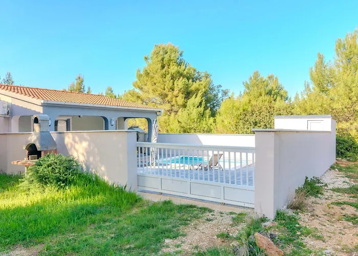 Family Friendly House With A Swimming Pool - Lozice, - 24524 Hébergement de vacances Vir